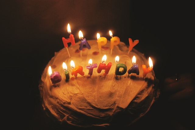 narozeninový dort se svíčkami